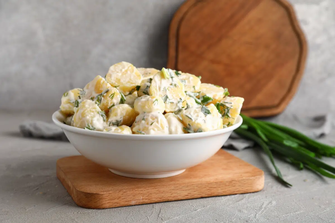 Salada de batata com molho de iogurte (Imagem: Pixel-Shot | Shutterstock) - (crédito: EdiCase) Salada de batata com molho de iogurte (Imagem: Pixel-Shot | Shutterstock) - (crédito: EdiCase)