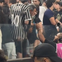 Pequeno torcedor do Corinthians é hostilizado pela torcida após ser presenteado com camisa por Neymar -  (crédito: Reprodução / 'X' / @@liberta___depre)