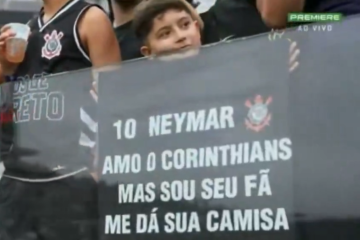 A família da criança precisou ser escoltada para dentro do gramado após o término da partida -  (crédito: Reprodução/Redes sociais)