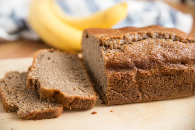 O bolo de banana é perfeito para quem busca um lanche da tarde equilibrado, saboroso e fácil de fazer (Imagem: A_Lein | Shutterstock) - (crédito: EdiCase) O bolo de banana é perfeito para quem busca um lanche da tarde equilibrado, saboroso e fácil de fazer (Imagem: A_Lein | Shutterstock) - (crédito: EdiCase)