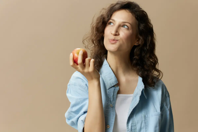 Mastigar sempre do mesmo lado pode alterar a distribuição das forças na boca e causar desgastes e desconfortos (Imagem: ShotPrime Studio | Shutterstock) - (crédito: EdiCase) Mastigar sempre do mesmo lado pode alterar a distribuição das forças na boca e causar desgastes e desconfortos (Imagem: ShotPrime Studio | Shutterstock) - (crédito: EdiCase)