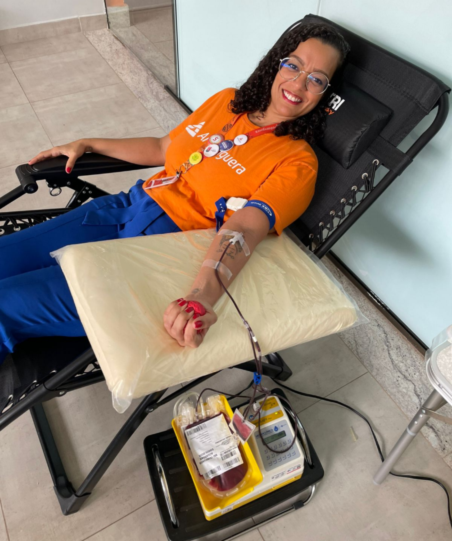 Trote solidário da Faculdade Anhanguera estimula doações de sangue e de cabelo