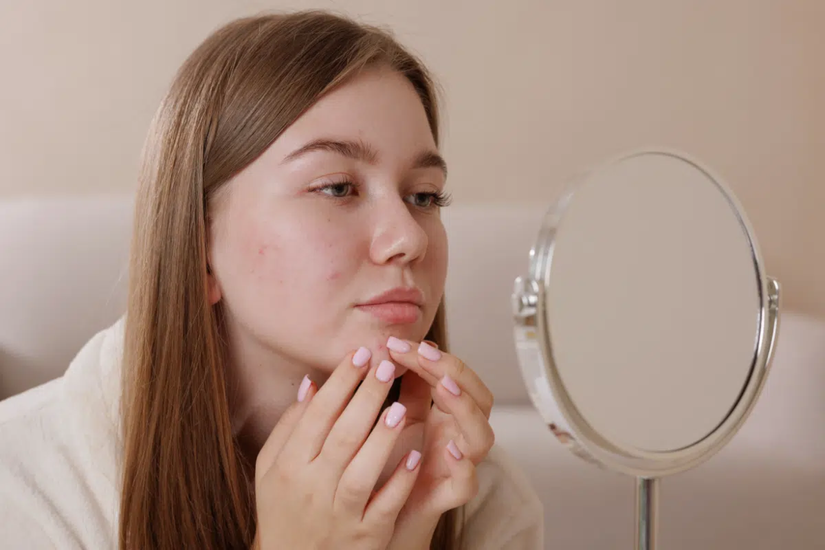 Sua pele piorou depois do skincare? 5 erros que podem causar oleosidade, irritação e espinhas