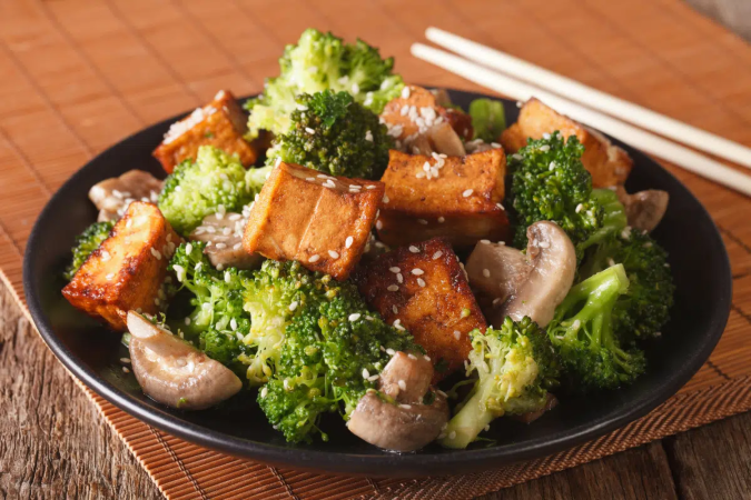 Tofu refogado com brócolis e cogumelos (Imagem: Sergii Koval | Shutterstock) - (crédito: EdiCase) Tofu refogado com brócolis e cogumelos (Imagem: Sergii Koval | Shutterstock) - (crédito: EdiCase)