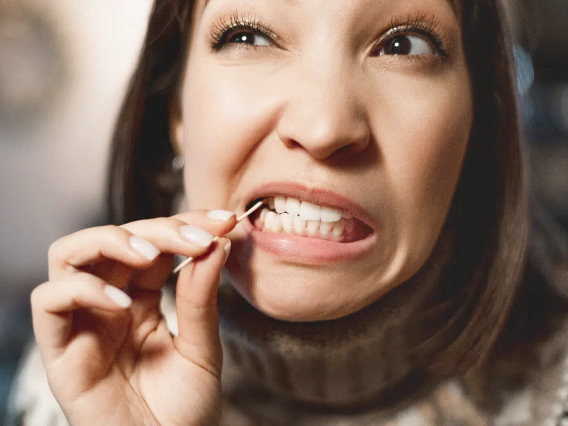 Em vez de limpar, o palito pode espalhar bactérias entre os dentes e favorecer problemas bucais (Imagem: frantic00 | Shutterstock) -  (crédito: EdiCase)