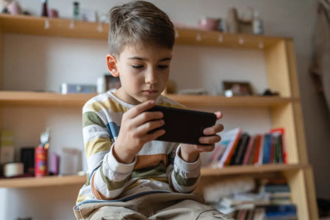 Privacidade e segurança no ambiente digital ganham ainda mais importância quando envolvem crianças e adolescentes (Imagem: Miljan Zivkovic | Shutterstock) - (crédito: EdiCase) Privacidade e segurança no ambiente digital ganham ainda mais importância quando envolvem crianças e adolescentes (Imagem: Miljan Zivkovic | Shutterstock) - (crédito: EdiCase)