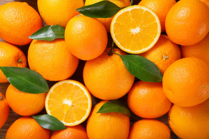A combinação de laranja e vinagre branco ajuda a remover gordura e a diminuir odores durante a limpeza da casa (Imagem: Nitr | Shutterstock) - (crédito: EdiCase) A combinação de laranja e vinagre branco ajuda a remover gordura e a diminuir odores durante a limpeza da casa (Imagem: Nitr | Shutterstock) - (crédito: EdiCase)