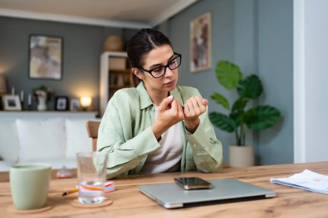 O TDAH na vida adulta pode se manifestar por dificuldades de atenção, organização e planejamento (Imagem: Srdjan Randjelovic | Shutterstock) - (crédito: EdiCase) O TDAH na vida adulta pode se manifestar por dificuldades de atenção, organização e planejamento (Imagem: Srdjan Randjelovic | Shutterstock) - (crédito: EdiCase)