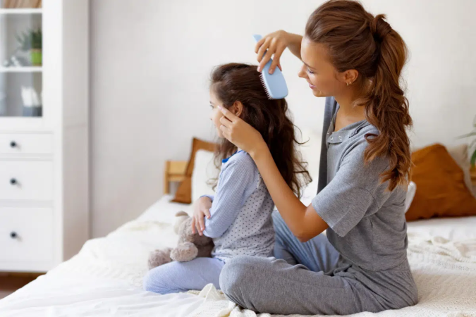 O piolho pode atingir qualquer pessoa, embora seja mais frequente entre crianças (Imagem: Evgeny Atamanenko | Shutterstock) - (crédito: EdiCase) O piolho pode atingir qualquer pessoa, embora seja mais frequente entre crianças (Imagem: Evgeny Atamanenko | Shutterstock) - (crédito: EdiCase)
