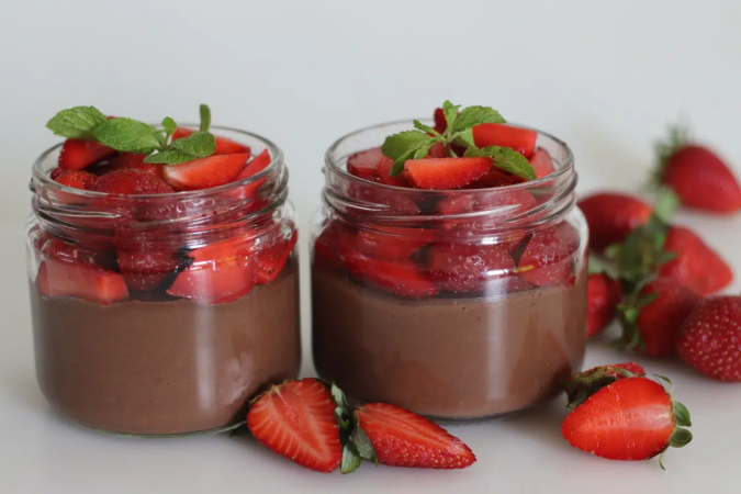 Morango com creme de chocolate (Imagem: Trending Now | Shutterstock) - (crédito: EdiCase) Morango com creme de chocolate (Imagem: Trending Now | Shutterstock) - (crédito: EdiCase)