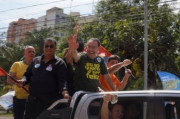 Augusto Cury celebra crescimento em pesquisas e acena para apoiadores durante carreata de 'pacificação' em Araçatuba - (crédito: Reprodução/Instagram) Augusto Cury celebra crescimento em pesquisas e acena para apoiadores durante carreata de 'pacificação' em Araçatuba - (crédito: Reprodução/Instagram)