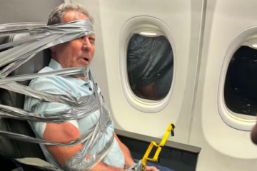 Passageiro problemático foi contido com fita adesiva em voo da American Airlines após agredir e xingar passageiros e tripulação - (crédito: Reprodução/Redes sociais) Passageiro problemático foi contido com fita adesiva em voo da American Airlines após agredir e xingar passageiros e tripulação - (crédito: Reprodução/Redes sociais)