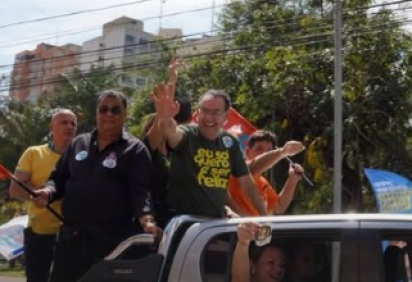 Augusto Cury celebra crescimento em pesquisas e acena para apoiadores durante carreata de 