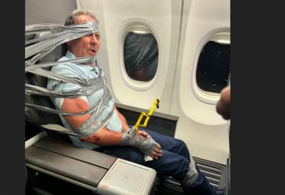 Passageiro problem&aacute;tico foi contido com fita adesiva em voo da American Airlines ap&oacute;s agredir e xingar passageiros e tripula&ccedil;&atilde;o -  (crédito: Reprodu&ccedil;&atilde;o/Redes sociais) -Passageiro problem&aacute;tico foi contido com fita adesiva em voo da American Airlines ap&oacute;s agredir e xingar passageiros e tripula&ccedil;&atilde;o -  (crédito: Reprodu&ccedil;&atilde;o/Redes sociais)