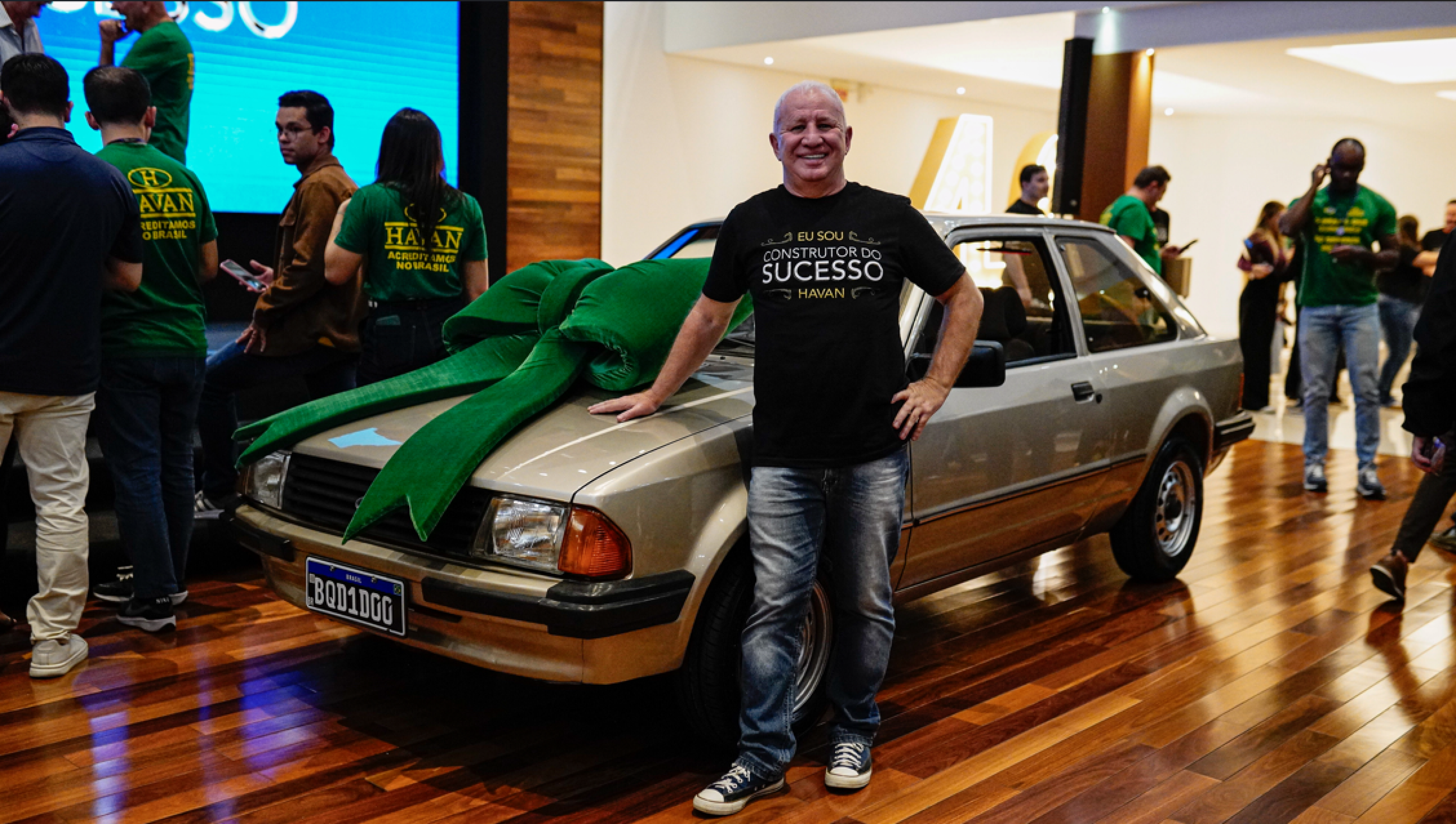 Empresa surpreende diretor com réplica do seu 1º carro após 40 anos
