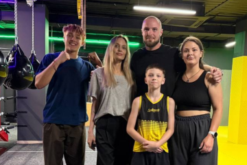 Atriz Angelina Jolie visita clube de boxe na Ucrânia -  (crédito: Reprodução/Redes sociais)