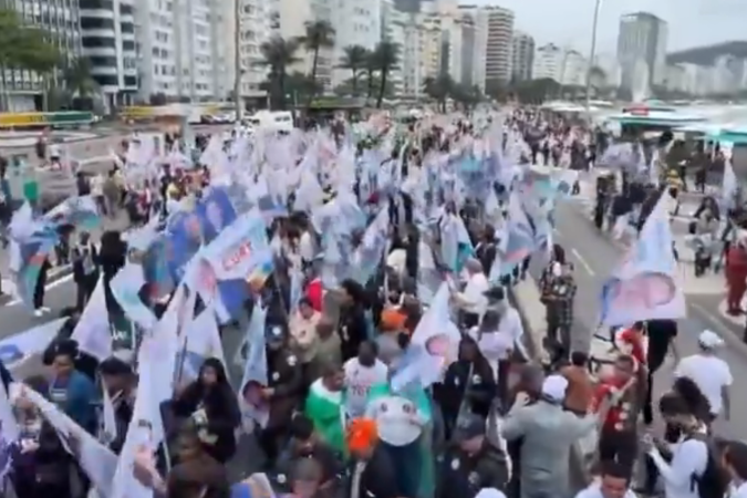 No Rio de Janeiro, o candidato à Presidência Augusto Cury reuniu apoiadores em Copacabana para cobrar transparência em investigações