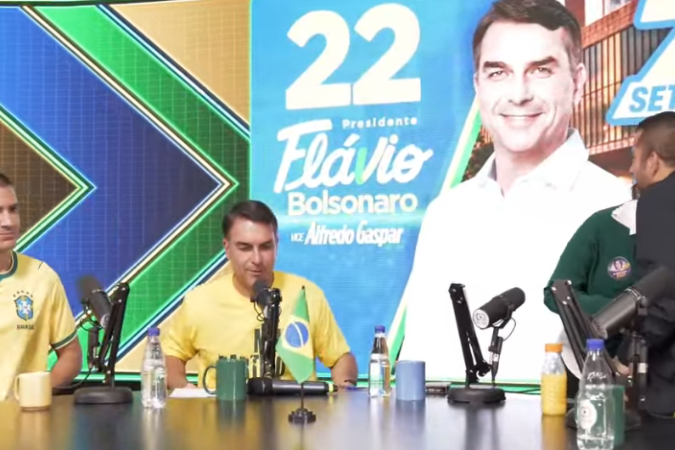 Flávio Bolsonaro inaugurou nessa segunda-feira o TV Celular - (crédito: Reprodução/YouTube) Flávio Bolsonaro inaugurou nessa segunda-feira o TV Celular - (crédito: Reprodução/YouTube)