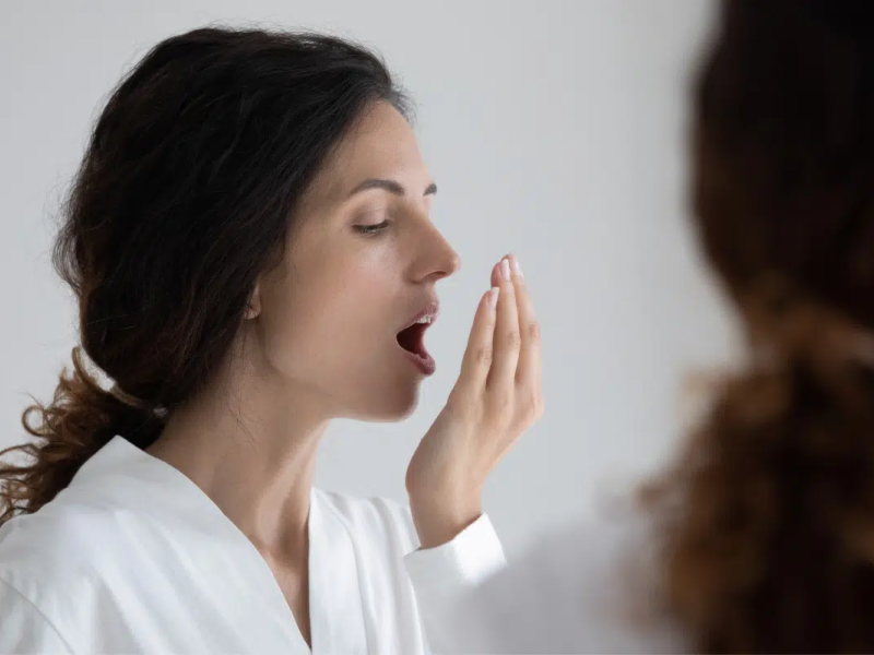 Sangramento gengival, acúmulo de resíduos na língua e redução da saliva são alguns fatores que podem favorecer o mau hálito (Imagem: fizkes | Shutterstock) -  (crédito: EdiCase)