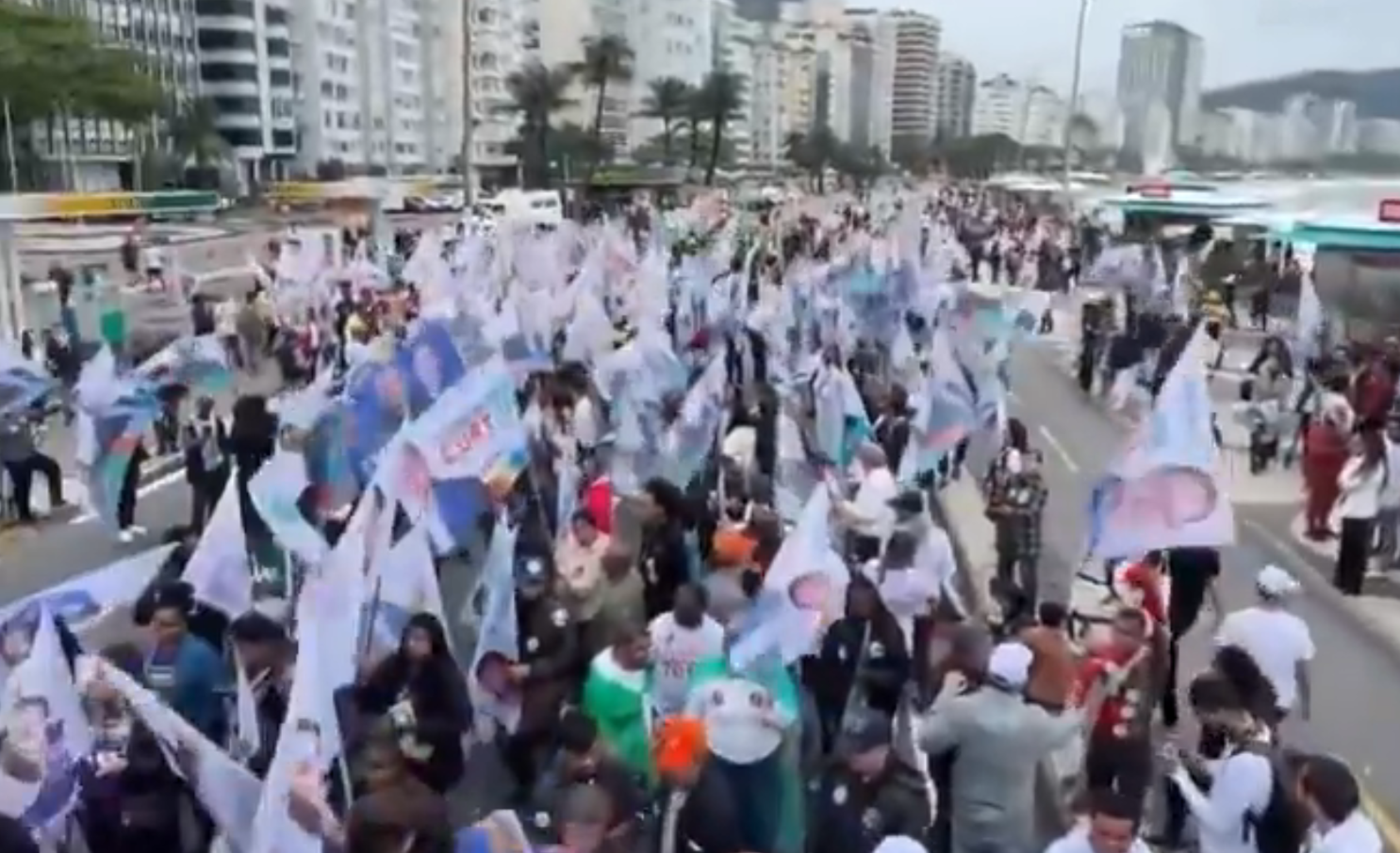 No Rio de Janeiro, o candidato &agrave; Presid&ecirc;ncia Augusto Cury reuniu apoiadores em Copacabana para cobrar transpar&ecirc;ncia em investiga&ccedil;&otilde;es