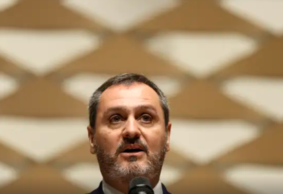 André Mendonça no dia seguinte à retirada de sigilo de relatório da PF que expôs Alexandre de Moraes (na foto, ao fundo) -  (crédito: Reuters/Adriano Machado) -André Mendonça no dia seguinte à retirada de sigilo de relatório da PF que expôs Alexandre de Moraes (na foto, ao fundo) -  (crédito: Reuters/Adriano Machado)