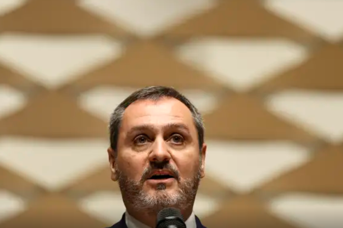 André Mendonça no dia seguinte à retirada de sigilo de relatório da PF que expôs Alexandre de Moraes (na foto, ao fundo) - (crédito: Reuters/Adriano Machado) André Mendonça no dia seguinte à retirada de sigilo de relatório da PF que expôs Alexandre de Moraes (na foto, ao fundo) - (crédito: Reuters/Adriano Machado)