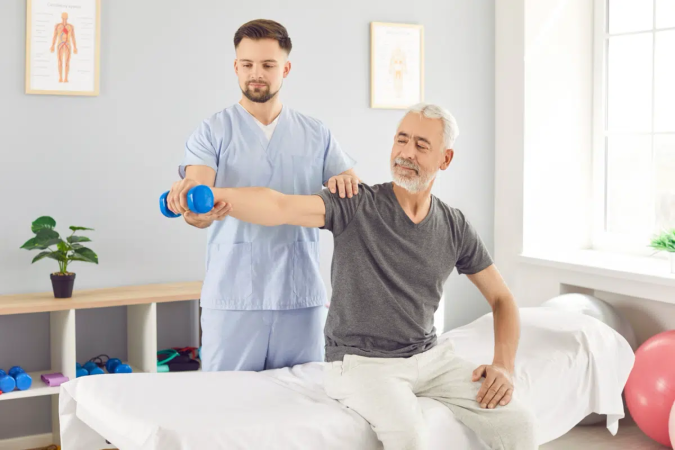 A fisioterapia fortalece o corpo e auxilia na manutenção da independência (Imagem: Studio Romantic | Shutterstock) - (crédito: EdiCase) A fisioterapia fortalece o corpo e auxilia na manutenção da independência (Imagem: Studio Romantic | Shutterstock) - (crédito: EdiCase)