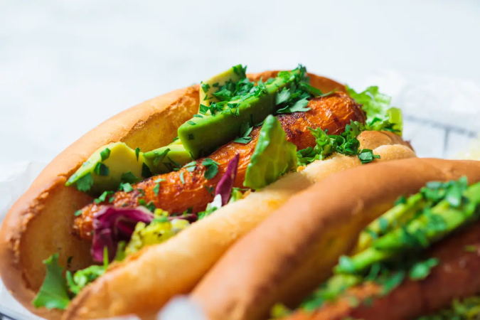 Cachorro-quente de cenoura com abacate (Imagem: Nina Firsova | Shutterstock) - (crédito: EdiCase) Cachorro-quente de cenoura com abacate (Imagem: Nina Firsova | Shutterstock) - (crédito: EdiCase)