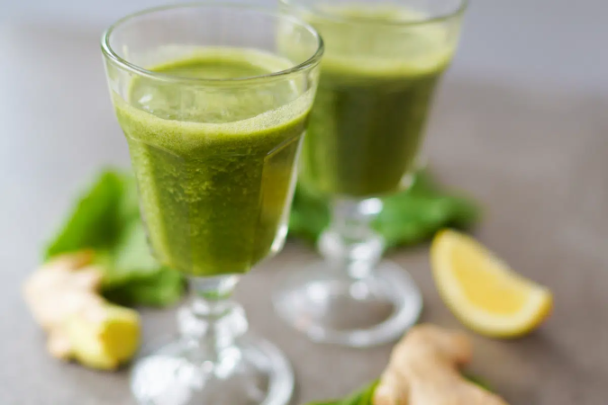 O suco verde de couve, limão e gengibre contribui para a saúde do organismo (Imagem: Happy Moments | Shutterstock)
- (crédito: EdiCase) O suco verde de couve, limão e gengibre contribui para a saúde do organismo (Imagem: Happy Moments | Shutterstock)
- (crédito: EdiCase)