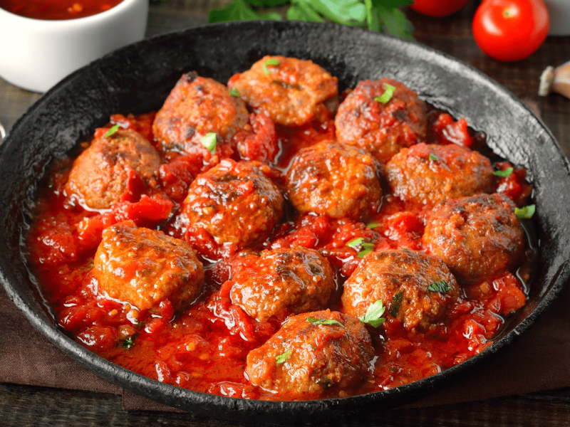 Almôndegas de carne ao molho de tomate (Imagem: Nadezhda Nesterova | Shutterstock) -  (crédito: EdiCase)