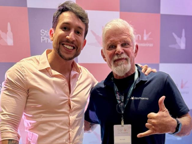 Dr. Jhones Carneiro posa ao lado do ator Raul Gazolla