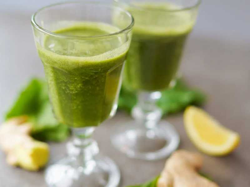 O suco verde de couve, limão e gengibre  contribui para a saúde do organismo (Imagem: Happy Moments | Shutterstock)
 -  (crédito: EdiCase)