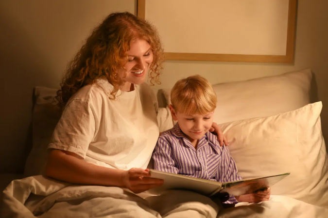 A leitura antes de dormir pode fortalecer os vínculos familiares e estimular o interesse pelos livros (Imagem: Pixel-Shot | Shutterstock) - (crédito: EdiCase) A leitura antes de dormir pode fortalecer os vínculos familiares e estimular o interesse pelos livros (Imagem: Pixel-Shot | Shutterstock) - (crédito: EdiCase)