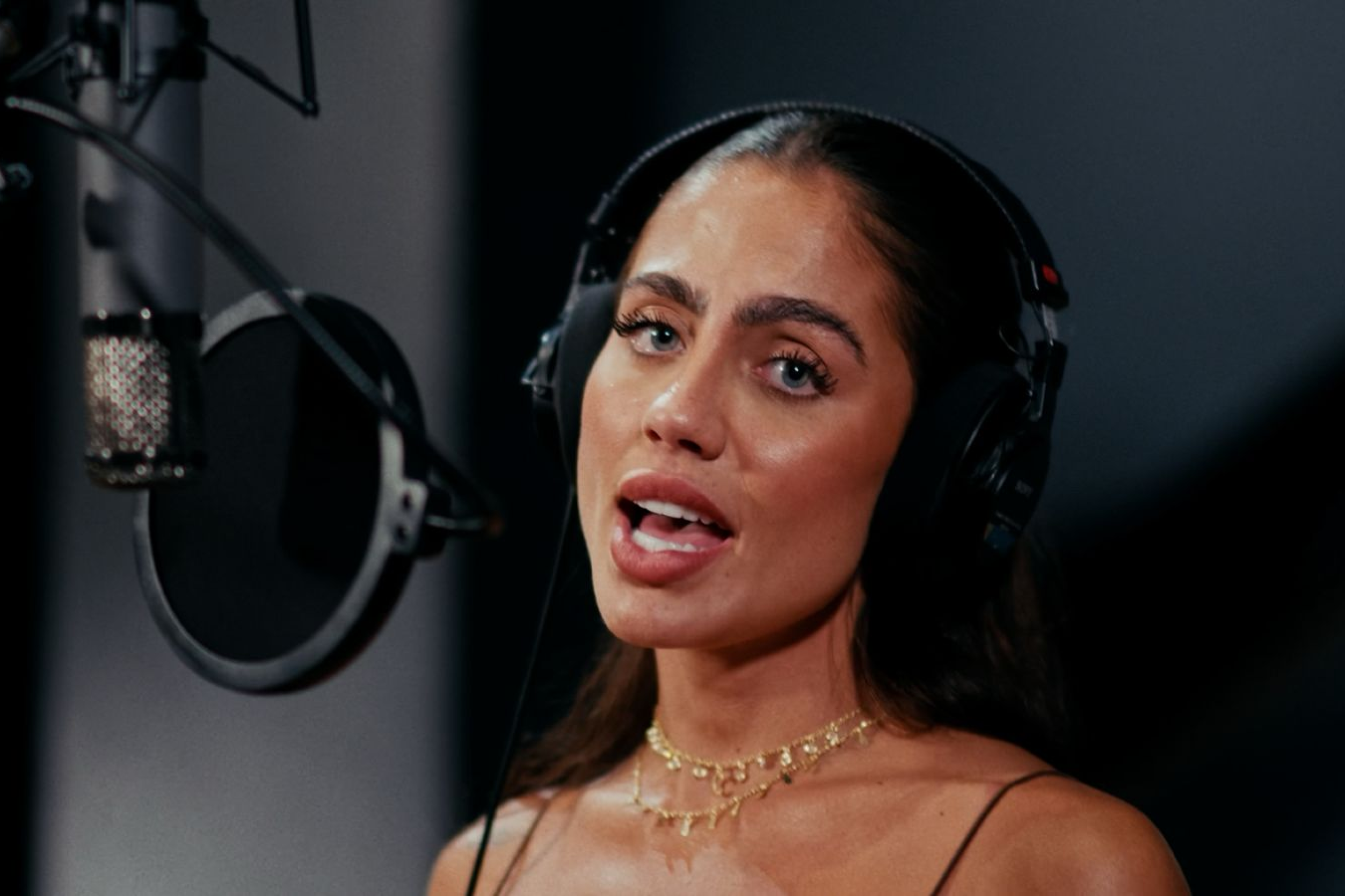 Catherine Bascoy lança novo single com produção de Rick Bonadio; saiba mais
