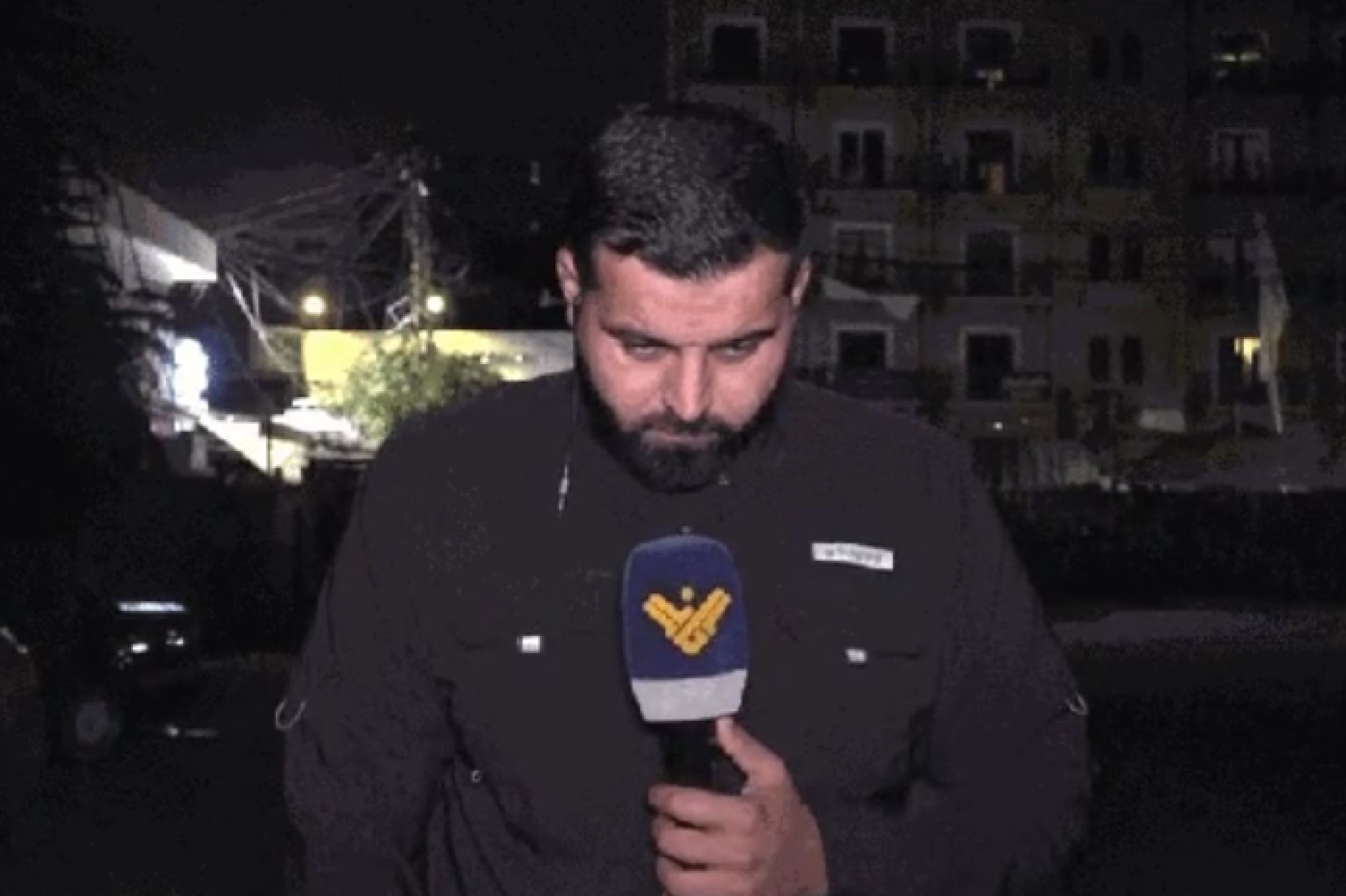 Jornalista é atingido por míssil em transmissão ao vivo; assista