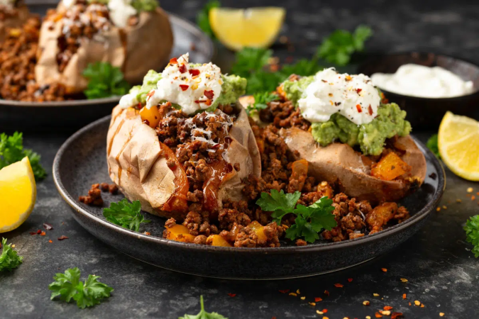 Batata-doce recheada com carne moída (Imagem: DronG | Shutterstock) - (crédito: EdiCase) Batata-doce recheada com carne moída (Imagem: DronG | Shutterstock) - (crédito: EdiCase)