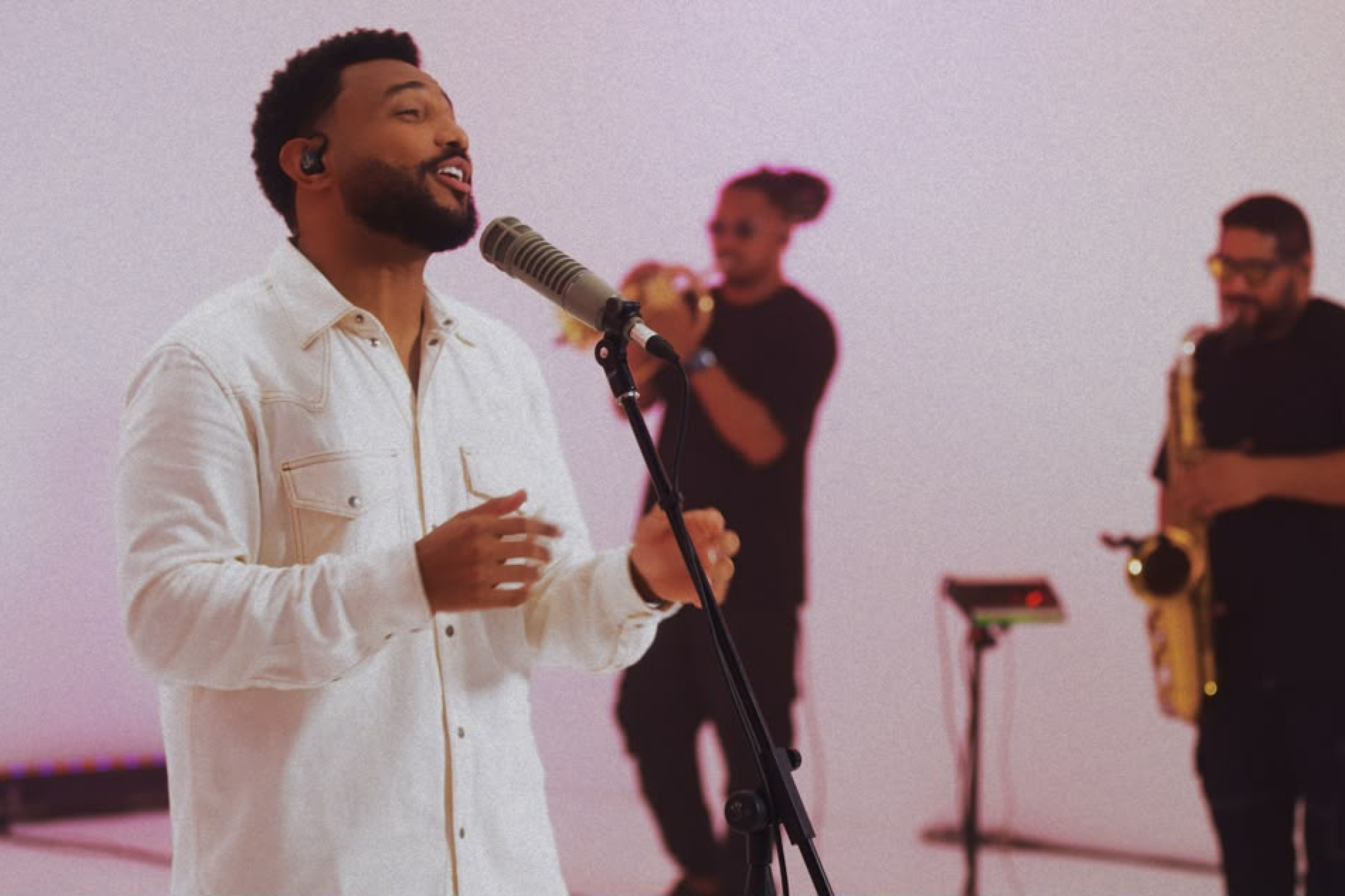 'Quero Louvar': cantor e compositor Eli Soares apresenta novo EP