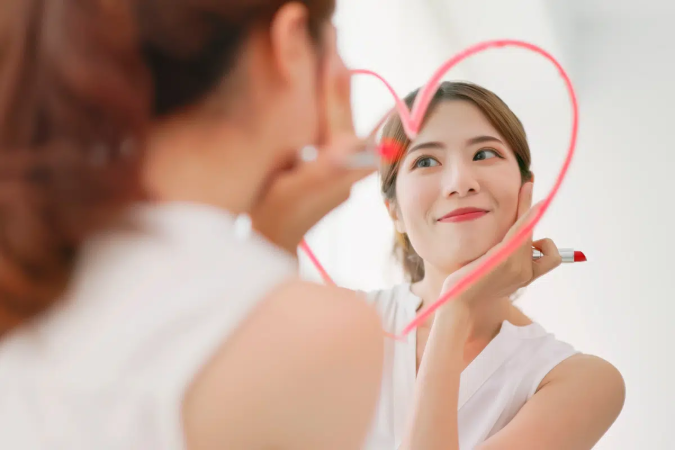 Elementos associados à beleza, à doçura e à vitalidade ganham novos significados em práticas voltadas ao amor-próprio (Imagem: aslysun | Shutterstock) - (crédito: EdiCase) Elementos associados à beleza, à doçura e à vitalidade ganham novos significados em práticas voltadas ao amor-próprio (Imagem: aslysun | Shutterstock) - (crédito: EdiCase)