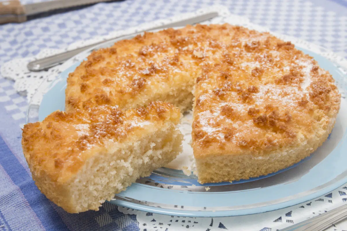 Macio por dentro e tostado por cima, o bolo de coco com farofa crocante é a pedida certa para o fim de semana (Imagem: Mauro Rodrigues | Shutterstock) - (crédito: EdiCase) Macio por dentro e tostado por cima, o bolo de coco com farofa crocante é a pedida certa para o fim de semana (Imagem: Mauro Rodrigues | Shutterstock) - (crédito: EdiCase)