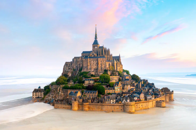 Le Mont-Saint-Michel fica localizado na região da Normandia, na França| Shutterstock) - (crédito: EdiCase) Le Mont-Saint-Michel fica localizado na região da Normandia, na França| Shutterstock) - (crédito: EdiCase)