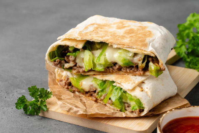 Wrap de carne moída com queijo e alface (Imagem: Alena_Kos | Shutterstock)
- (crédito: EdiCase) Wrap de carne moída com queijo e alface (Imagem: Alena_Kos | Shutterstock)
- (crédito: EdiCase)