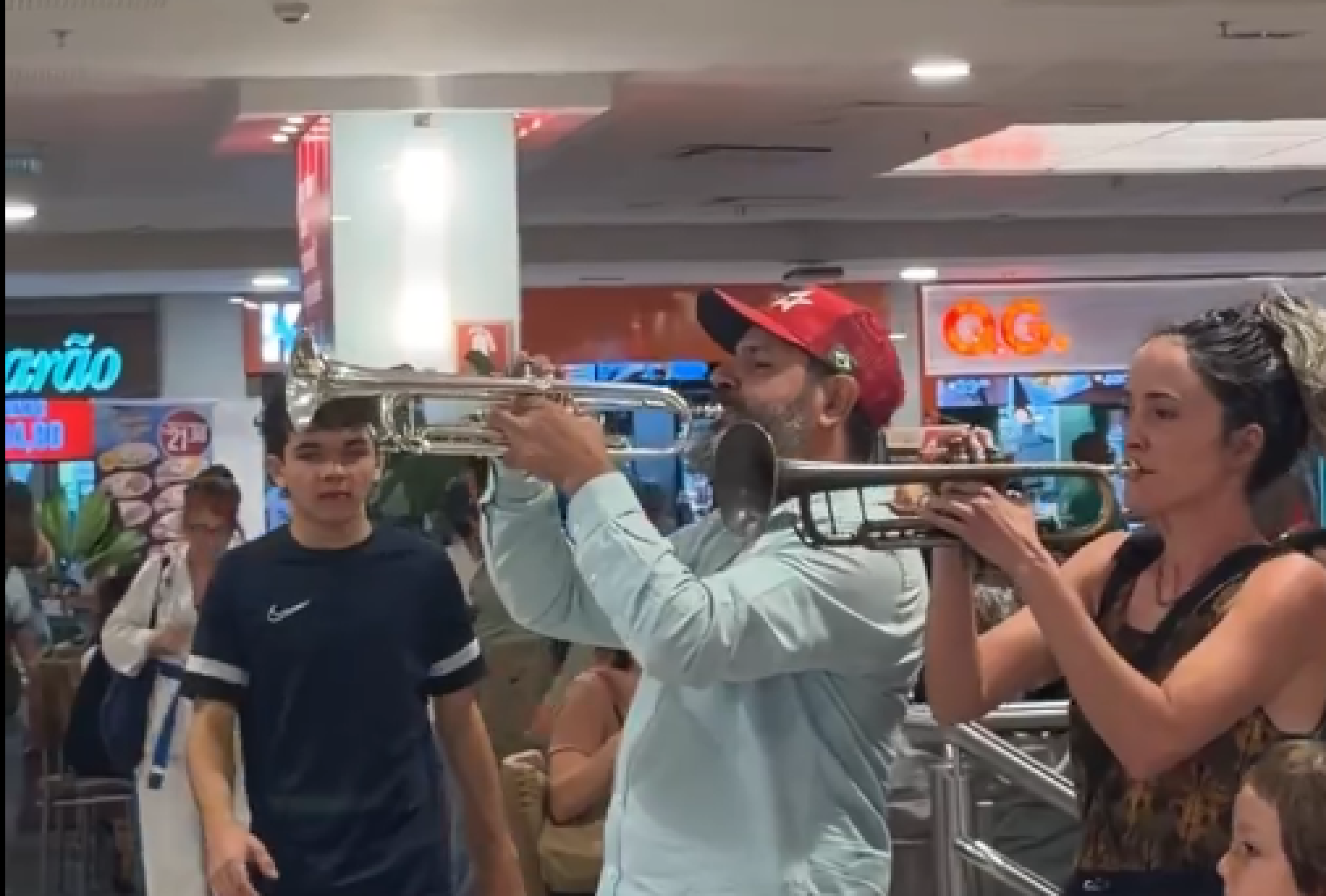 Candidato do PT toca trompete em shopping no DF: "Olê, olê, olá"