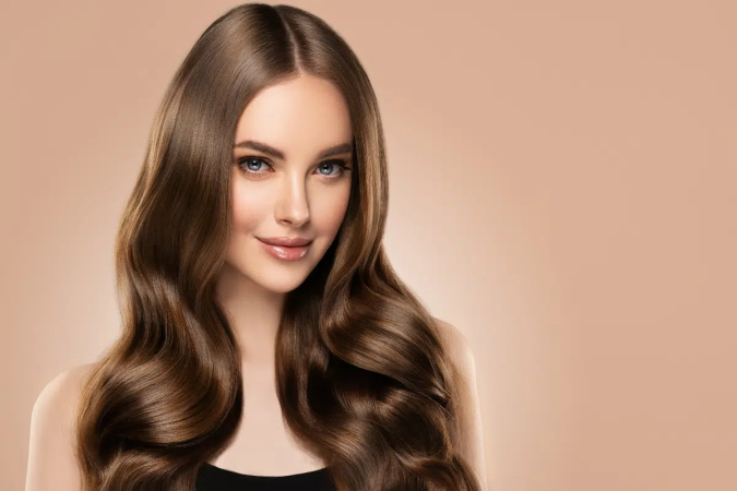 O glass hair aposta em fios com brilho intenso, aparência sedosa e acabamento polido (Imagem: Sofia Zhuravetc | Shutterstock) - (crédito: EdiCase) O glass hair aposta em fios com brilho intenso, aparência sedosa e acabamento polido (Imagem: Sofia Zhuravetc | Shutterstock) - (crédito: EdiCase)