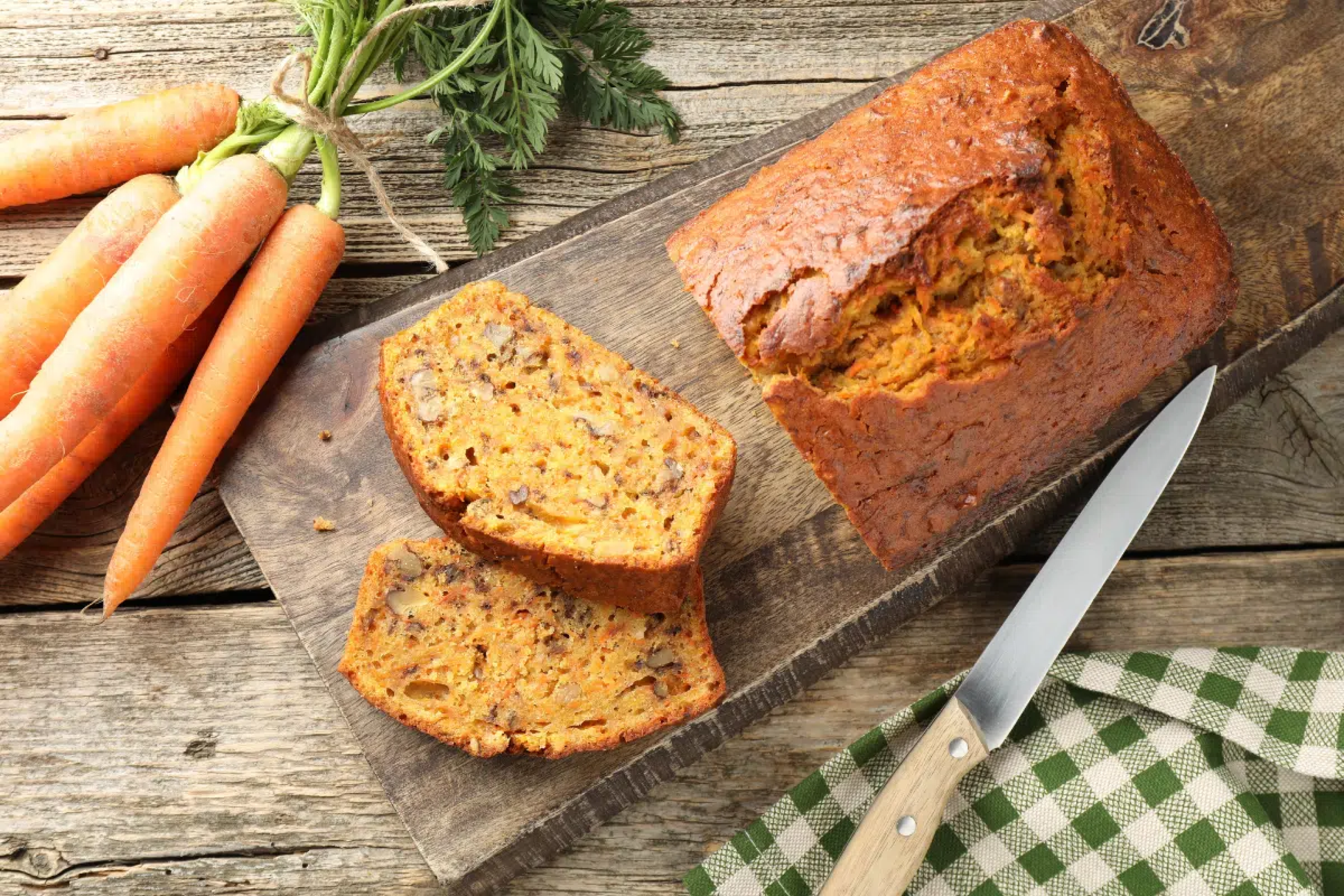 Esse bolo de cenoura proteico é uma opção prática e saborosa para o lanche da tarde e fica pronto em poucos minutos