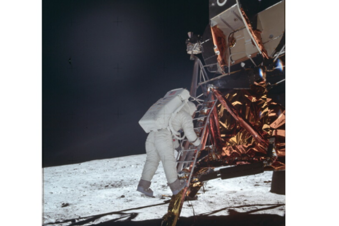 Na imagem, o astronauta Edwin E. Aldrin Jr., piloto do módulo lunar, sai do Módulo Lunar (LM) Na imagem, o astronauta Edwin E. Aldrin Jr., piloto do módulo lunar, sai do Módulo Lunar (LM)