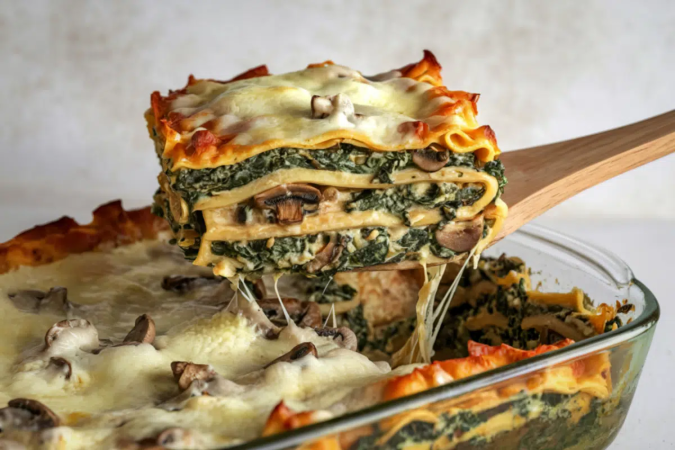 Lasanha de espinafre com cogumelos (Imagem: adrianarcis | Shutterstock) - (crédito: EdiCase) Lasanha de espinafre com cogumelos (Imagem: adrianarcis | Shutterstock) - (crédito: EdiCase)