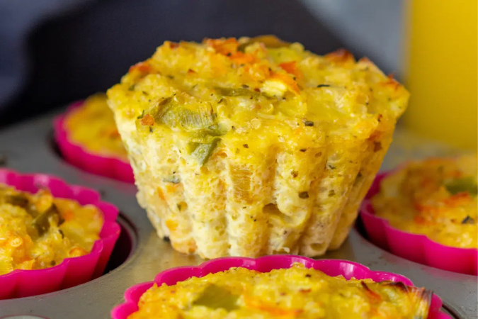 Muffin de quinoa com cenoura e alho-poró na air fryer (Imagem: Happy Foods Tube | Shutterstock)
- (crédito: EdiCase) Muffin de quinoa com cenoura e alho-poró na air fryer (Imagem: Happy Foods Tube | Shutterstock)
- (crédito: EdiCase)