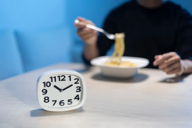 Refeições feitas muito tarde podem estar associadas a alterações na glicemia e ao ganho de peso (Imagem: Pixelated 275 | Shutterstock) - (crédito: EdiCase) Refeições feitas muito tarde podem estar associadas a alterações na glicemia e ao ganho de peso (Imagem: Pixelated 275 | Shutterstock) - (crédito: EdiCase)