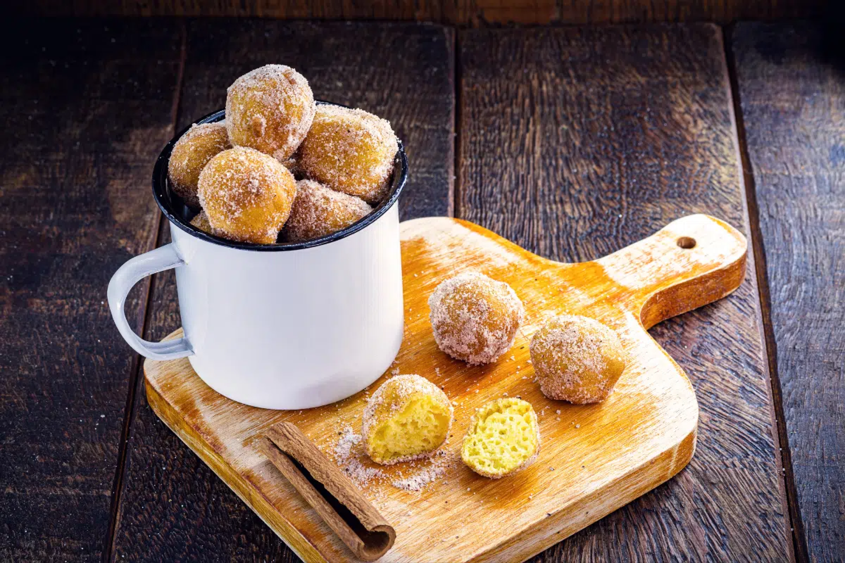 Bolinho de chuva sequinho por fora e macio por dentro para o lanche da tarde