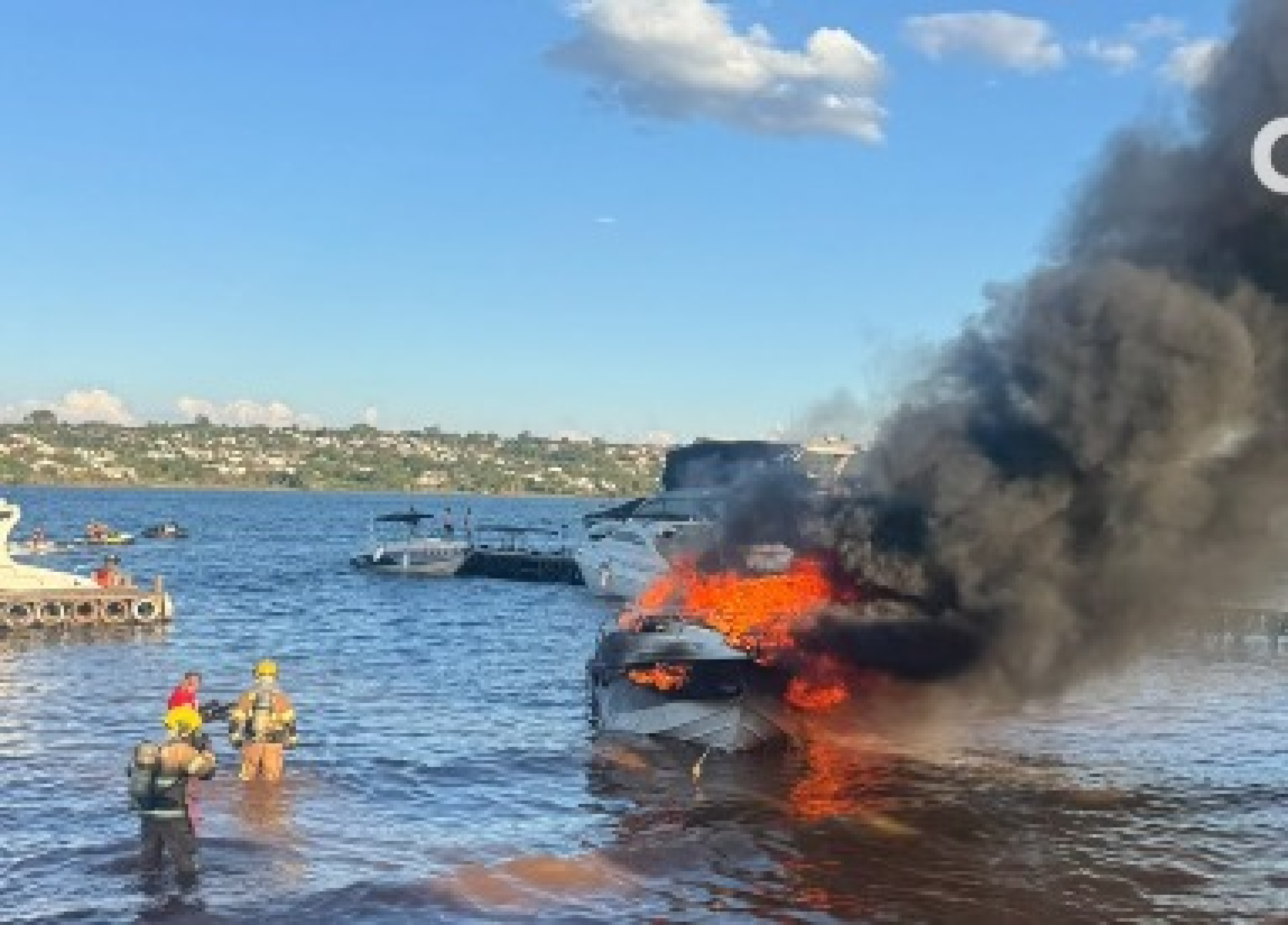 Lancha pega fogo no Lago Paranoá durante a tarde deste domingo (20/9)
